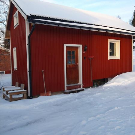 Nyrenoverad Charmig Gaeststuga Med Sovloft I Jaerpen Jarpen Esterno foto