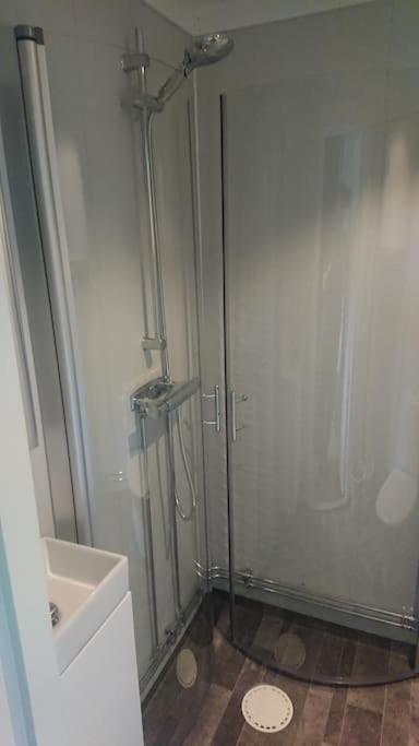 Nyrenoverad Charmig Gaeststuga Med Sovloft I Jaerpen Jarpen Esterno foto