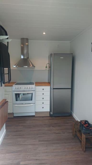 Nyrenoverad Charmig Gaeststuga Med Sovloft I Jaerpen Jarpen Esterno foto