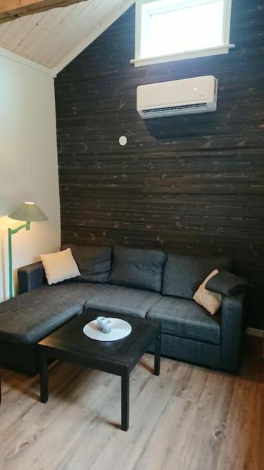 Nyrenoverad Charmig Gaeststuga Med Sovloft I Jaerpen Jarpen Esterno foto