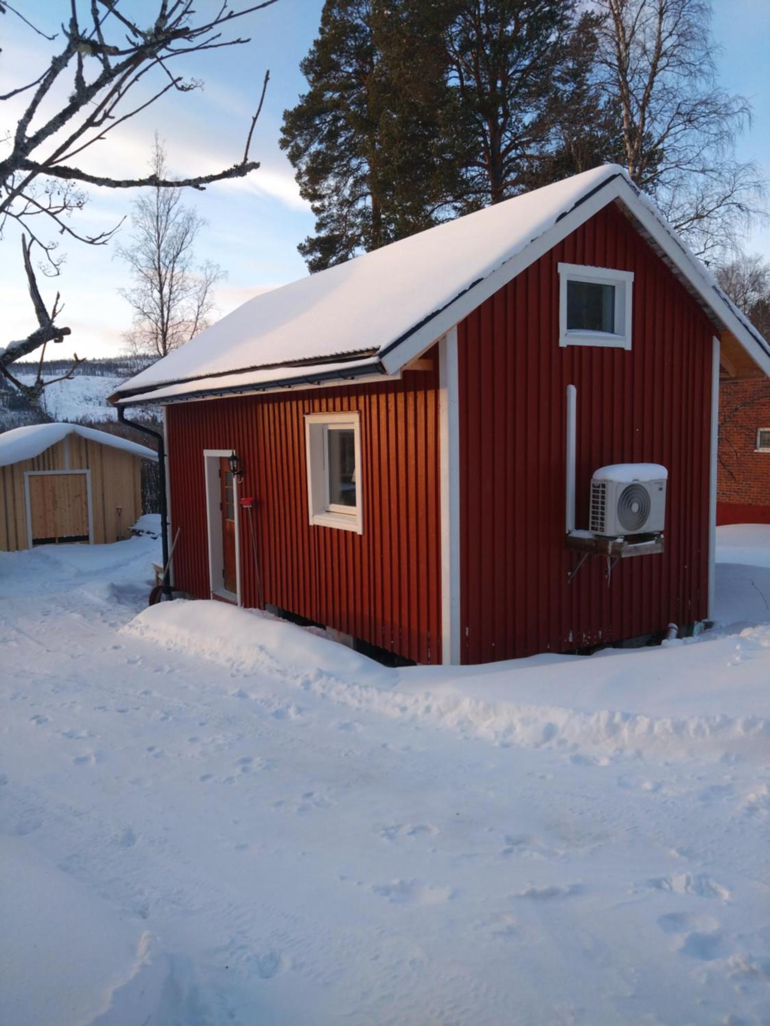 Nyrenoverad Charmig Gaeststuga Med Sovloft I Jaerpen Jarpen Esterno foto