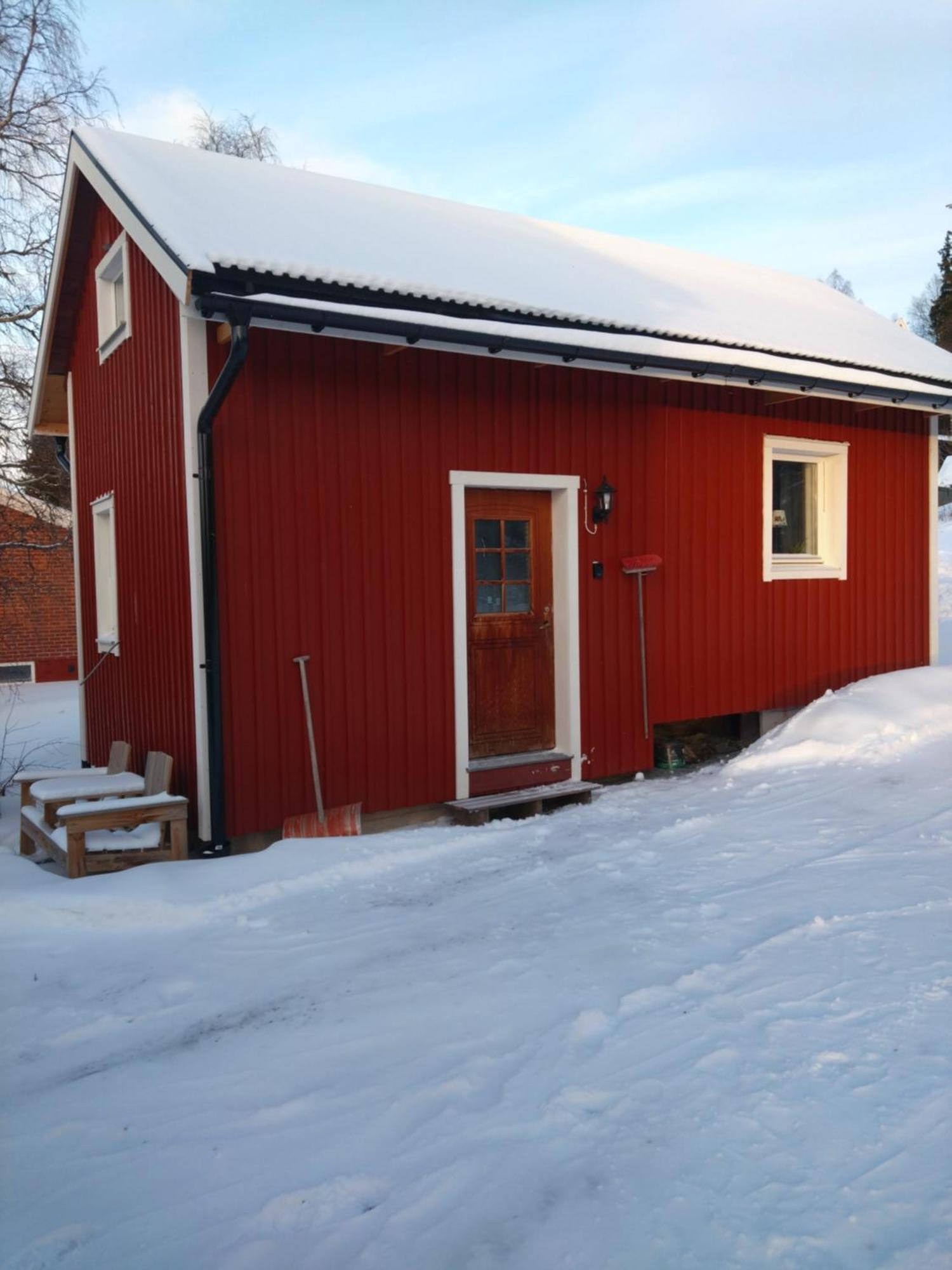 Nyrenoverad Charmig Gaeststuga Med Sovloft I Jaerpen Jarpen Esterno foto
